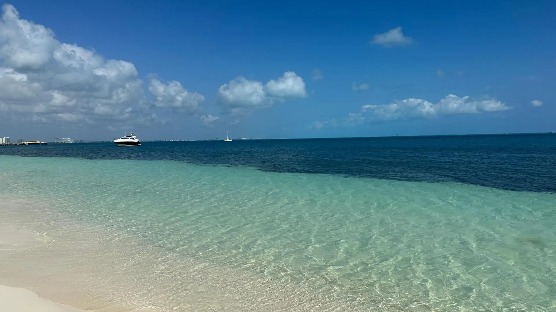 Villa Albatros Oceanfront Luxury Hotelzone Cancún