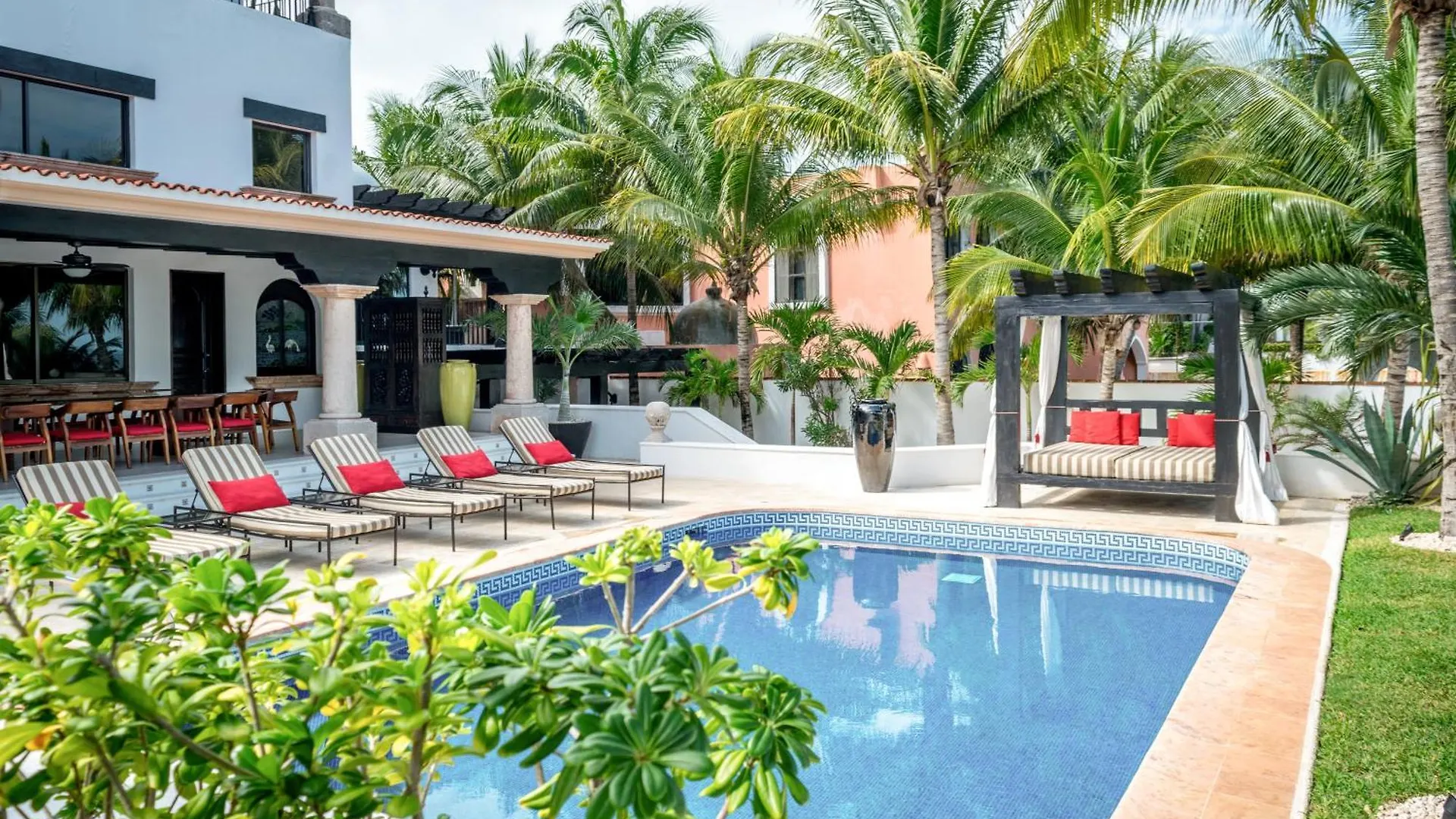 Villa Albatros Oceanfront Luxury Hotelzone Cancún