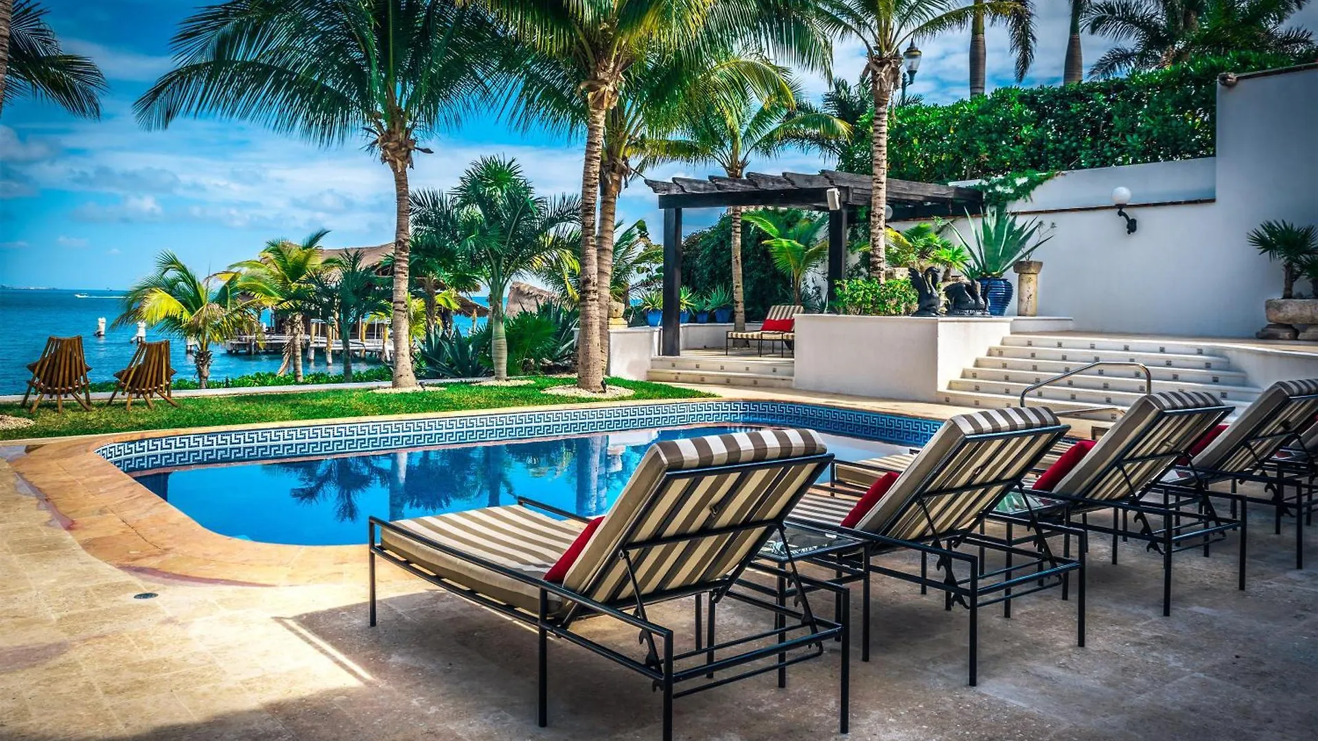 Villa Albatros Oceanfront Luxury Hotelzone Cancún