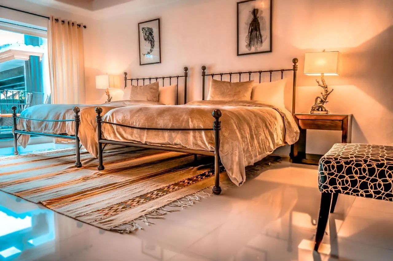 Villa Albatros Oceanfront Luxury Hotelzone Cancún